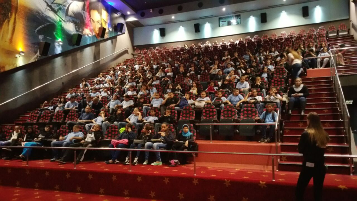 صور: فعاليات لتوعية طلاب المدرسة الثانوية الشاملة من مخاطر المخدرات والعنف